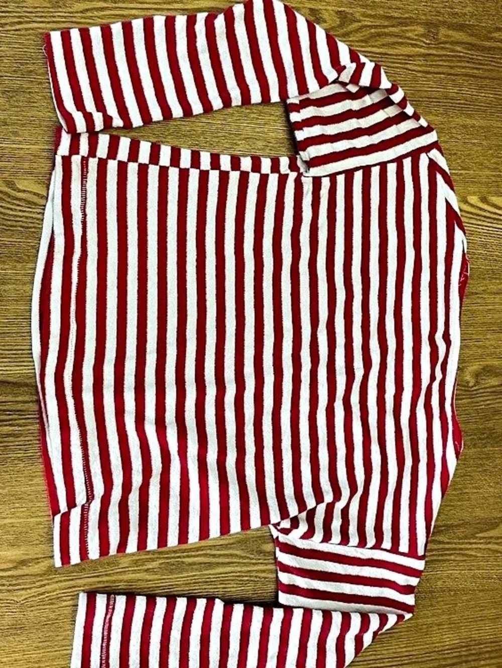 Universal Thread Striped Long Sleeve Terrycloth Top in Red & White Stripes Size